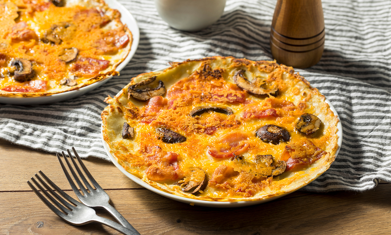 Verse pannenkoek met spek, kaas en champignons